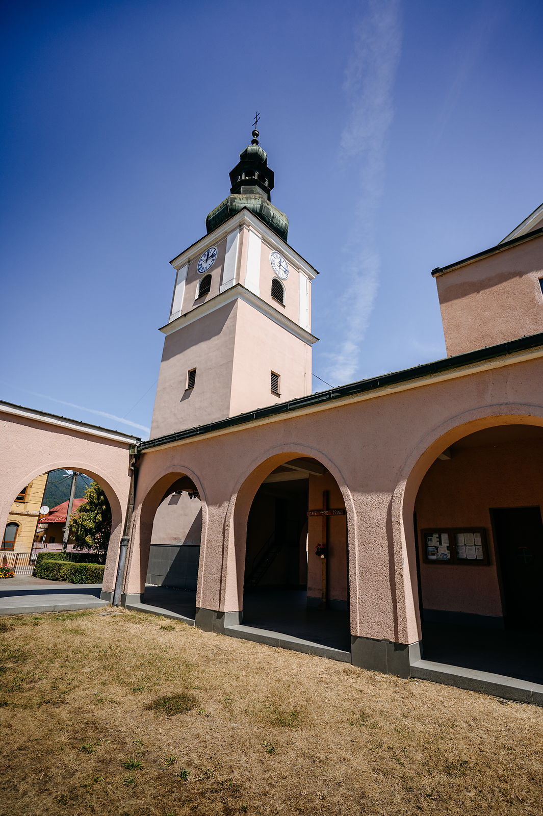 Baroková veža v arkádovom nádvorí kostola v Liskovej