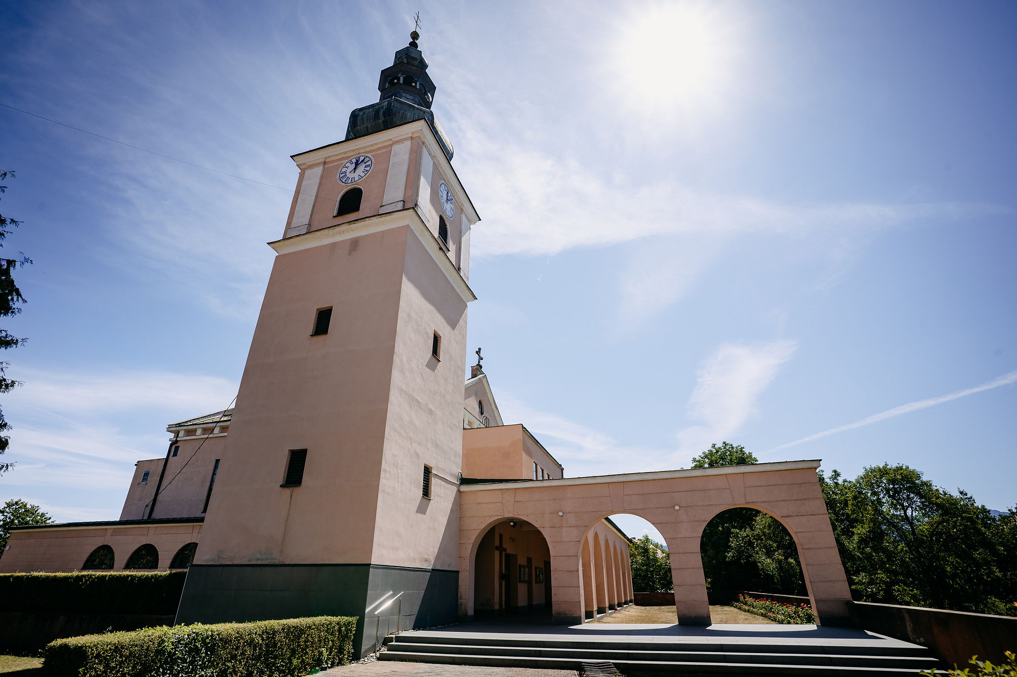 Baroková veža a arkády kostola v Liskovej