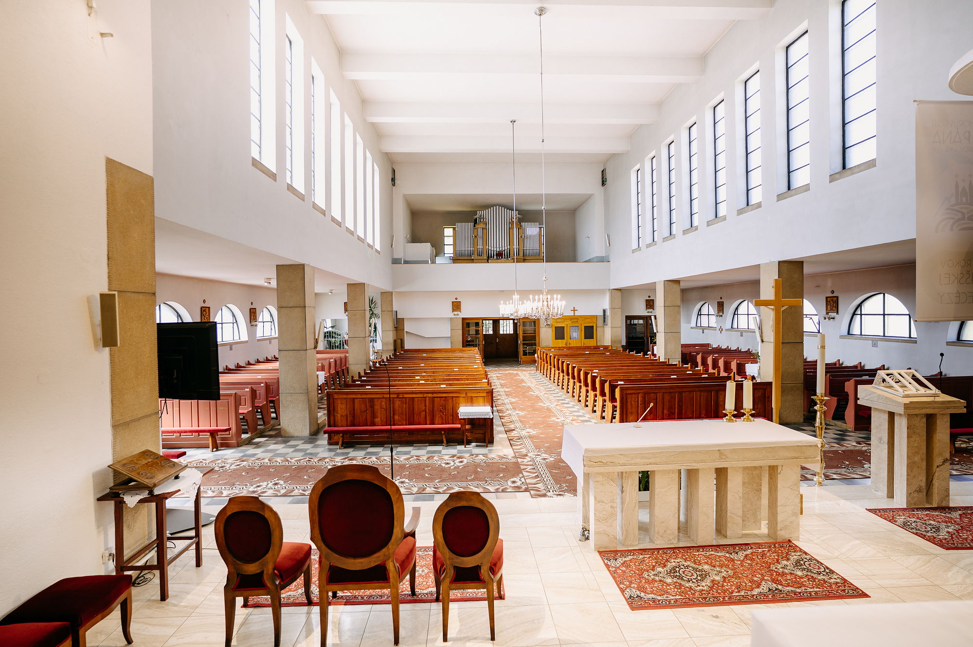 Pohľad od svätyne do lode kostola s organovým chórom