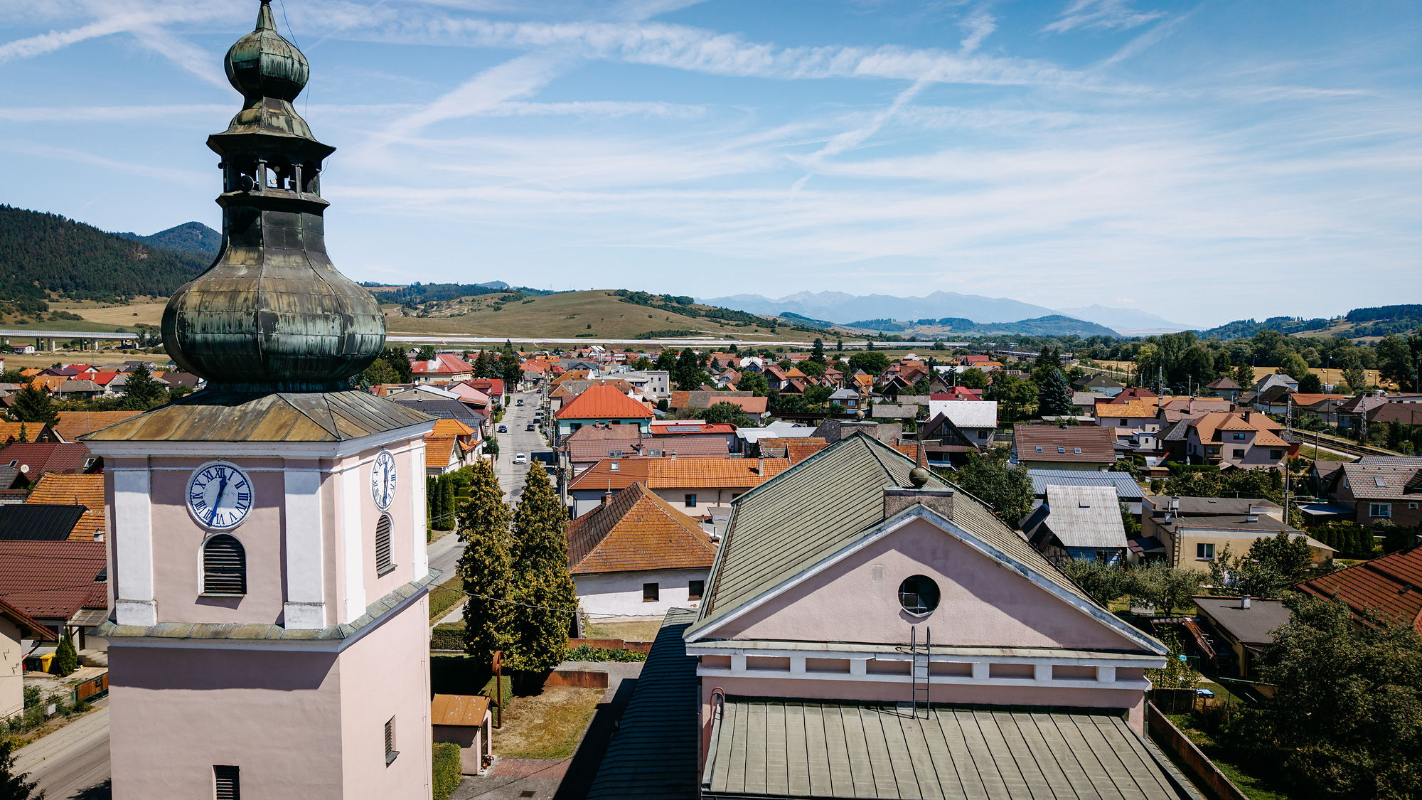 Letecký pohľad na kostol v Liskovej s panorámou hôr